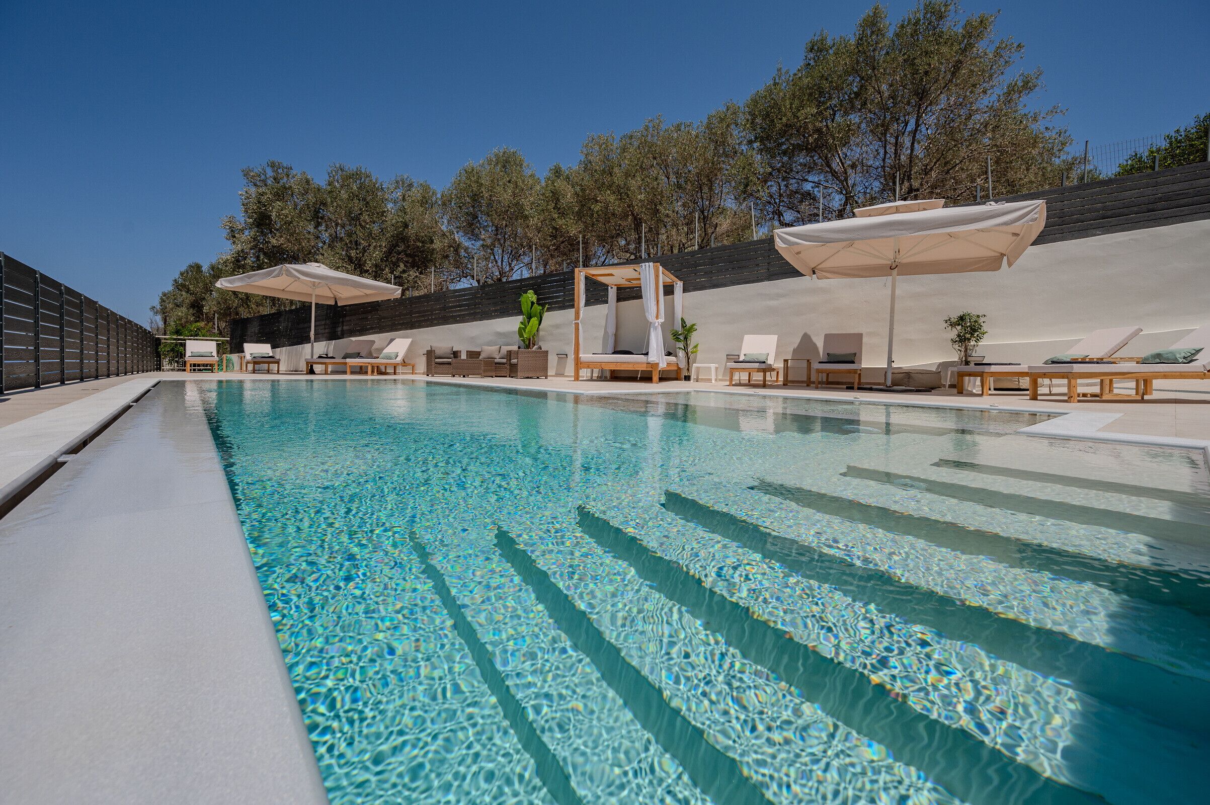 Hồ bơi ngoài trời, dù/ô trên bãi biển/hồ bơi, ghế dài tắm nắng 