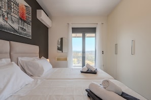 Vila, 5 quartos, piscina particular, vista para o mar | 5 quartos, cofres nos quartos, escrivaninha