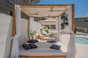 Outdoor pool, pool umbrellas, pool loungers - 3a's Family Luxury Villa (Rethymno)