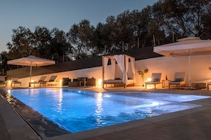 Piscina externa, guarda-sóis, espreguiçadeiras