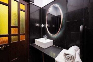 Deluxe Double Room | Bathroom