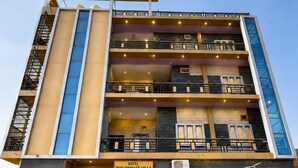 Un hotel a più piani dal design moderno, con balconi, un ingresso ben visibile e un cartello che indica 'The Vintage Villa Jaisalmer'.