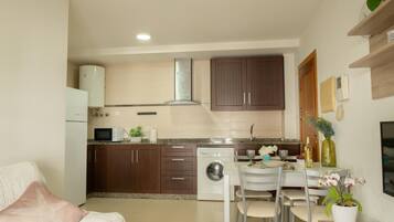 Réfrigérateur, micro-ondes, plaque de cuisson, cafetiÚre/bouilloire