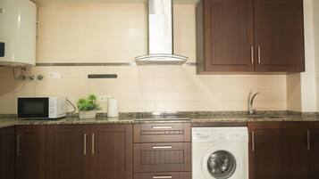 Réfrigérateur, micro-ondes, plaque de cuisson, cafetiÚre/bouilloire