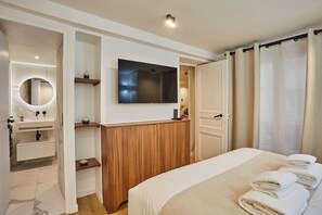 Apartamento | Ferros/tábuas de passar roupa, roupa de cama