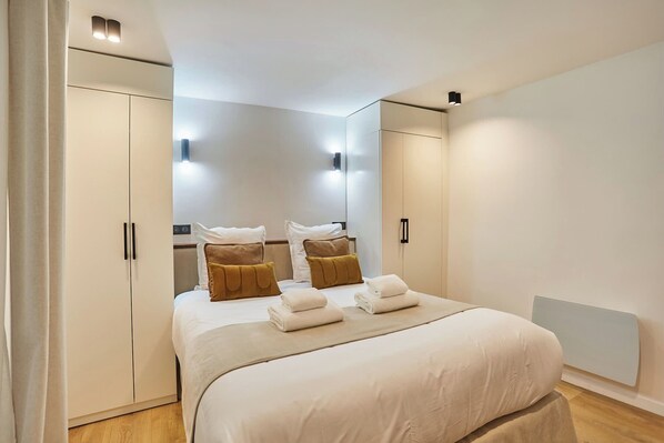 Apartamento | Ferros/tábuas de passar roupa, roupa de cama