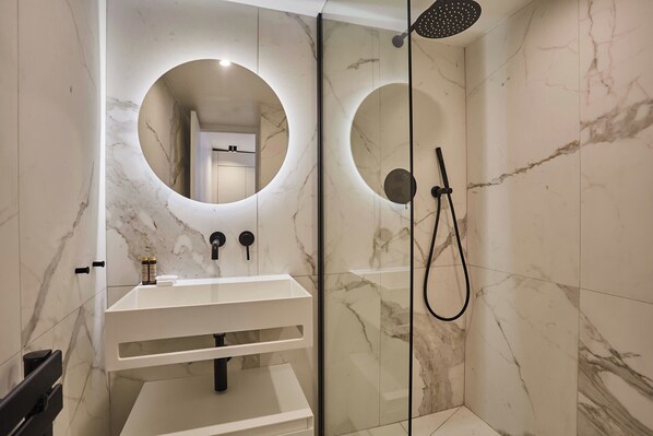 Appartement | Salle de bain | Séchoir à cheveux, serviettes fournies, savon, shampooing