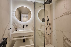 Apartamento | Banheiro | Secador de cabelo, toalhas de banho, sabonete, shampoo