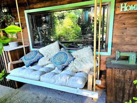 Property grounds. Guesthouse Villa India - Bibliothek