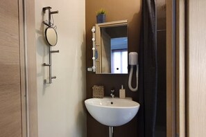 تجهيزات دش، مجففات شعر، مناشف، صابون