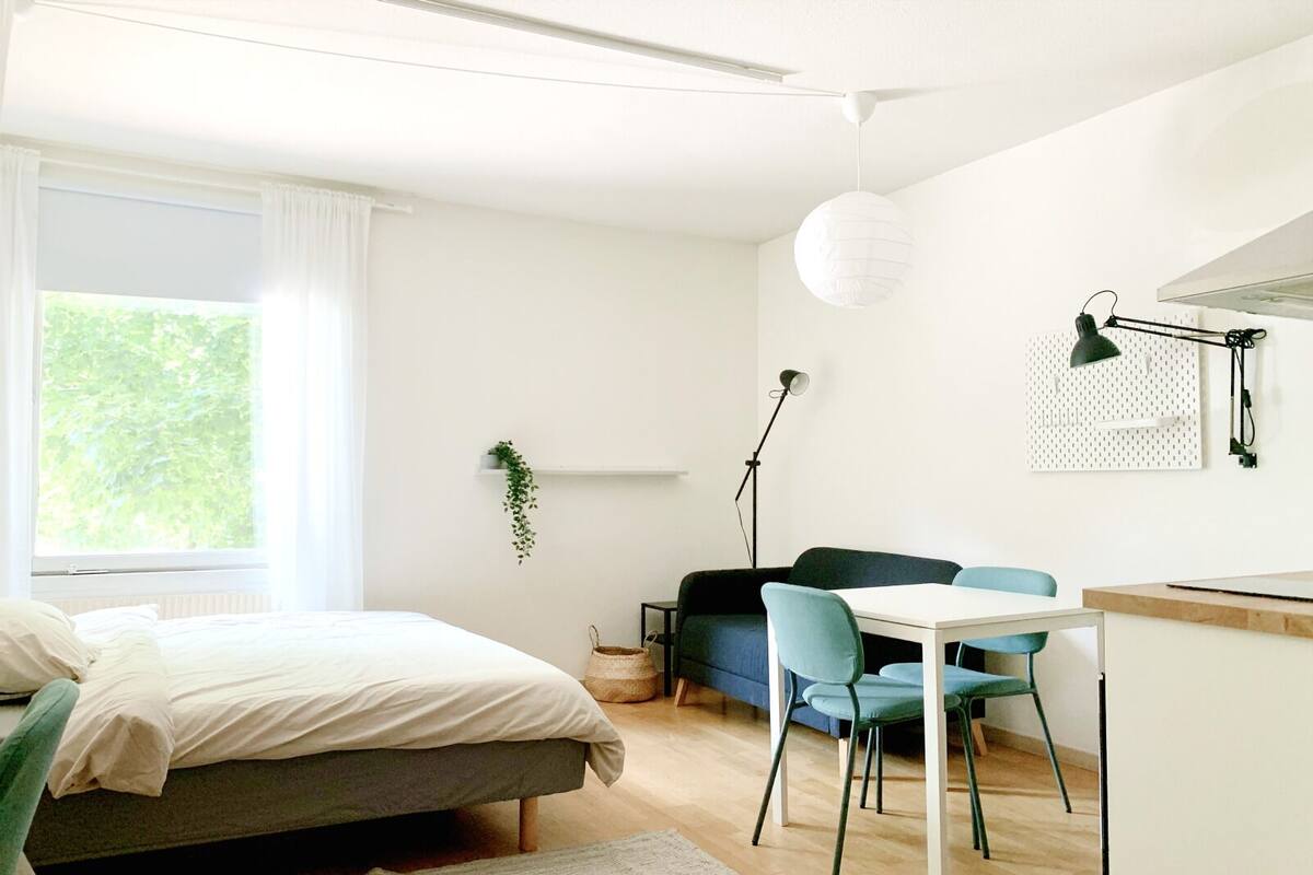 Comfort Studio | Meja, ruang kerja komputer riba, Wi-fi percuma, cadar katil