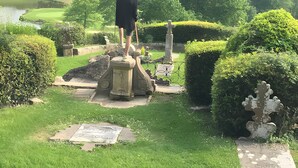A statue in a well-maintained garden with manicured hedges and a pond. - Charming Amalur House with Pool and Hydromassage, Near Biarritz (Arcangues)