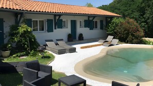 A house with a swimming pool, outdoor furniture, and a garden. - Charming Amalur House with Pool and Hydromassage, Near Biarritz (Arcangues)