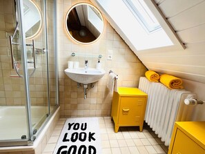 Bruser, hårtørrer, håndklæder