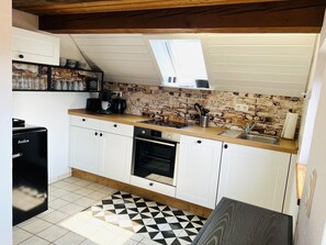 Fridge, oven, stovetop, dishwasher