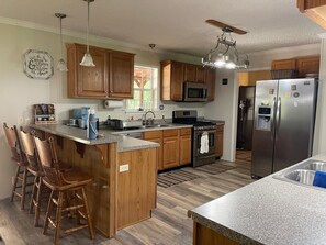 Kjøleskap, mikrobølgeovn, ovn og kokeplater