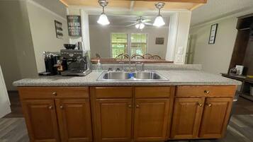 Een koelkast, een magnetron, een oven, een kookplaat