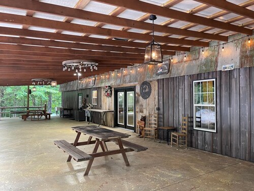 Spacious 7-bedroom cabin in charming Clifton with WiFi, AC