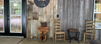 Spacious 7-bedroom cabin in charming Clifton with WiFi, AC