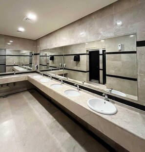 Kombinert dusj/badekar, toalettartikler (inkludert) og hårføner