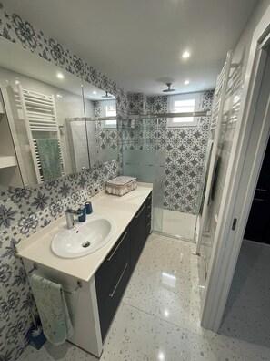 Douche, sèche-cheveux, bidet, serviettes fournies
