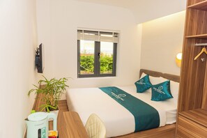 8 bedrooms, WiFi, bed sheets