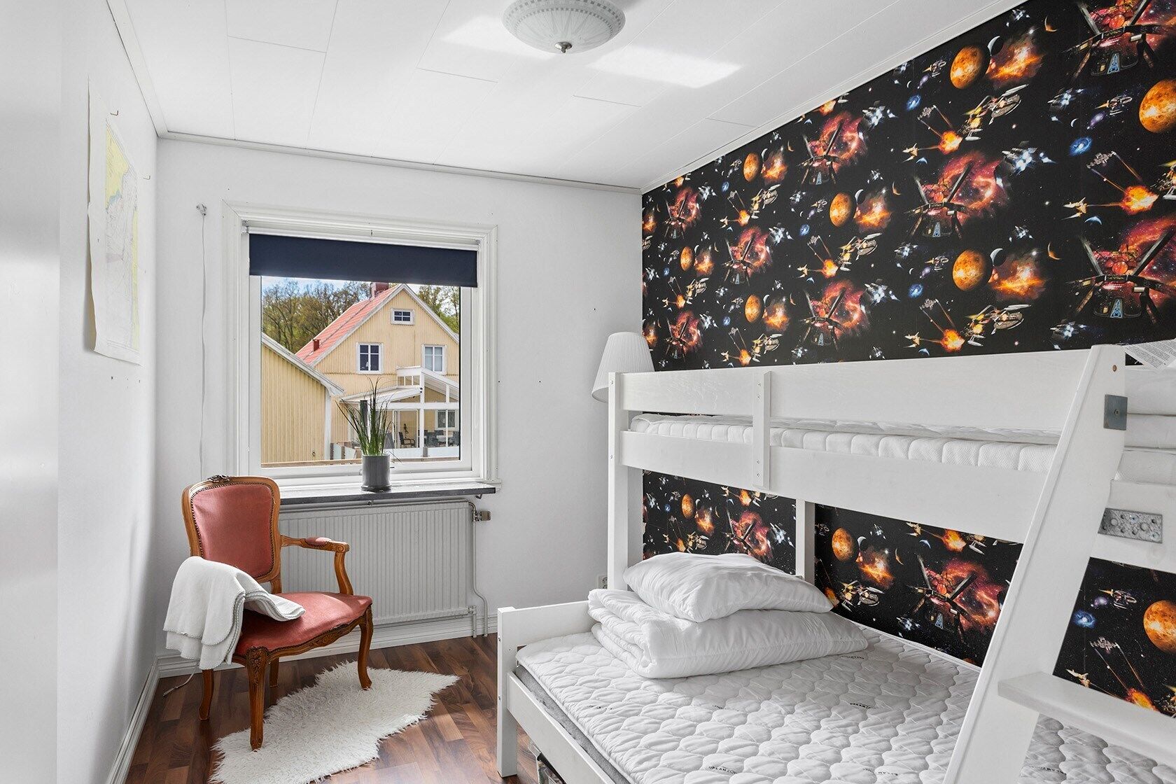 6 bedrooms, desk, iron/ironing board, travel crib