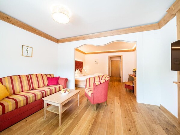 1 bedroom, in-room safe, desk, travel cot