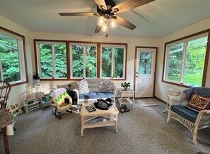 TV connectée, lecteur de DVD, livres, espaces bureaux