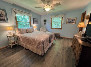 4 chambres, bureau, fer et planche à repasser, lit parapluie