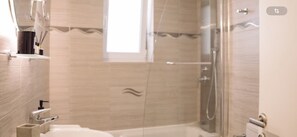 Hårtørrer, håndklæder, Sæbe, Toiletpapir