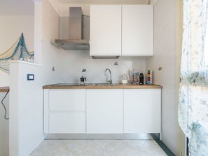 Mikrowelle, Geschirrspüler, Hochstuhl