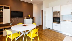 Une cuisine moderne avec des armoires blanches et un four encastré.