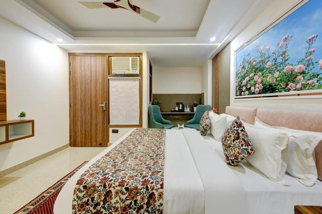 Dobbeltrom – deluxe, byutsikt | Sengetøy av topp kvalitet, senger med overmadrass og skrivebord