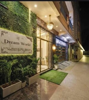Property entrance - Hotel Dream World (New Delhi)
