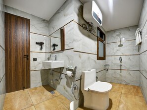 Deluxe Double Room, City View | Bathroom | Shower, free toiletries, bathrobes, slippers - Hotel Dream World (New Delhi)