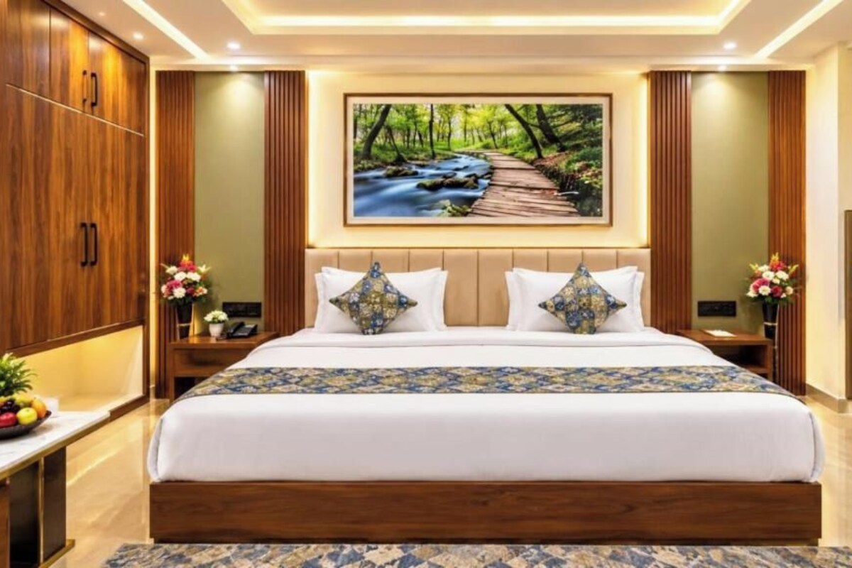 Deluxe Room, City View | Premium bedding, down comforters, pillowtop beds, minibar