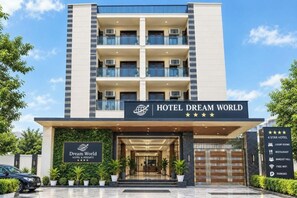 Front of property - Hotel Dream World (New Delhi)