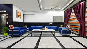 Lobby sitting area - Hotel Dream World (New Delhi)