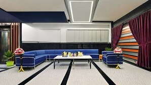 Lobby sitting area - Hotel Dream World (New Delhi)