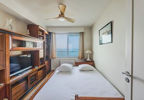 2 bedrooms, iron/ironing board, WiFi