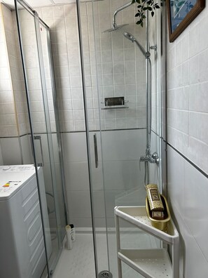Dusche, Haartrockner, Handtücher, Seife