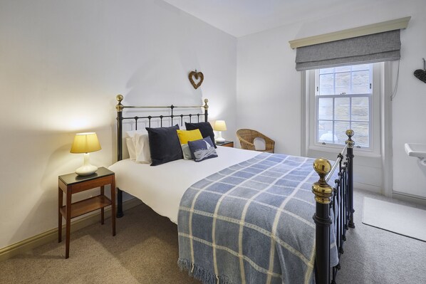 4 bedrooms, individually decorated, individually furnished, free WiFi - Beachside Cottage (Whitby)