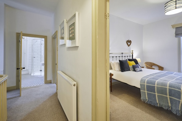 4 عدّة غرف نوم وبديكورات فريدة لكل غرفة وطراز فريد لكل وحدة