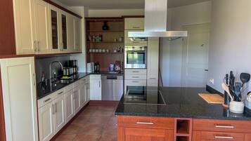 Mikrowelle, Ofen, Herdplatte, Geschirrspüler