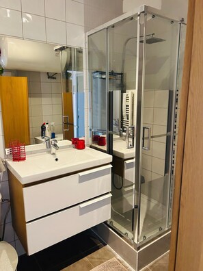Dusche, Haartrockner, Handtücher, Toilettenpapier