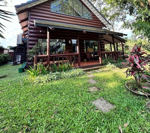 Luntin Log Cabin in Tagaytay