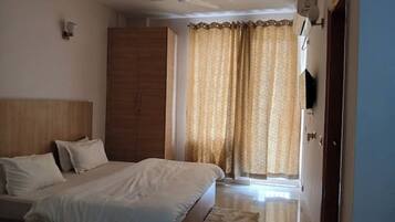 Iron/ironing board, free WiFi, bed sheets, wheelchair access