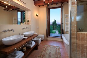 Dusche, Haartrockner, Bidet, Handtücher