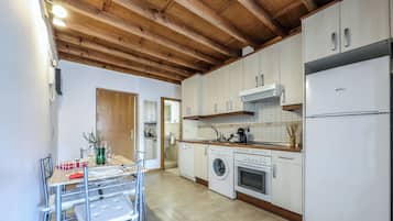 Een magnetron, een vaatwasser